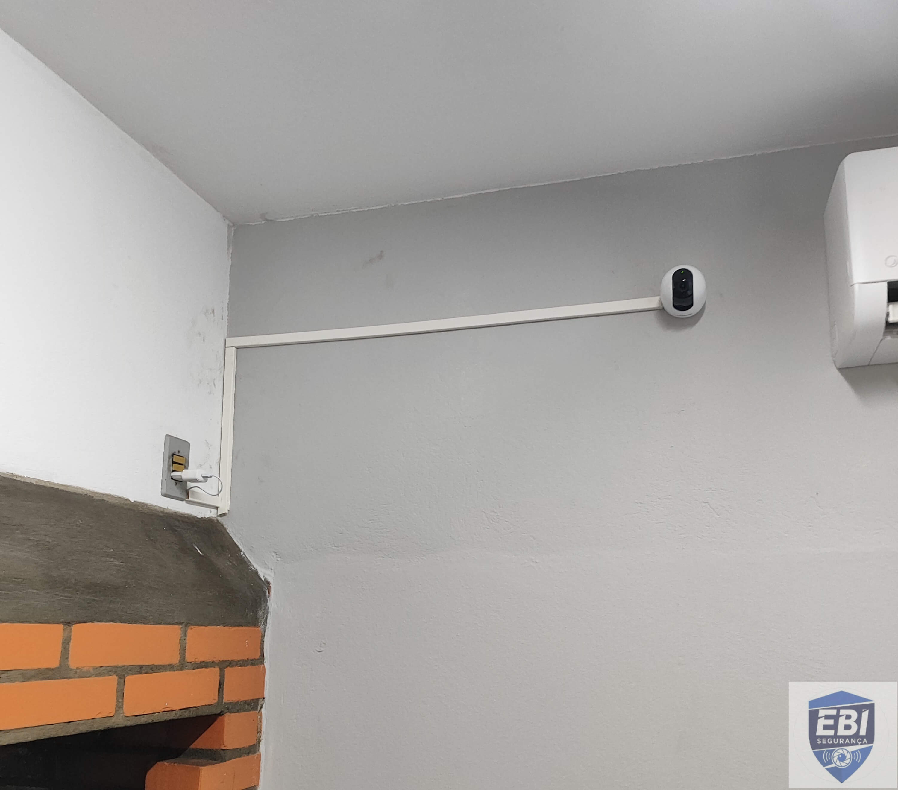 Câmera dome interna instalada no teto
