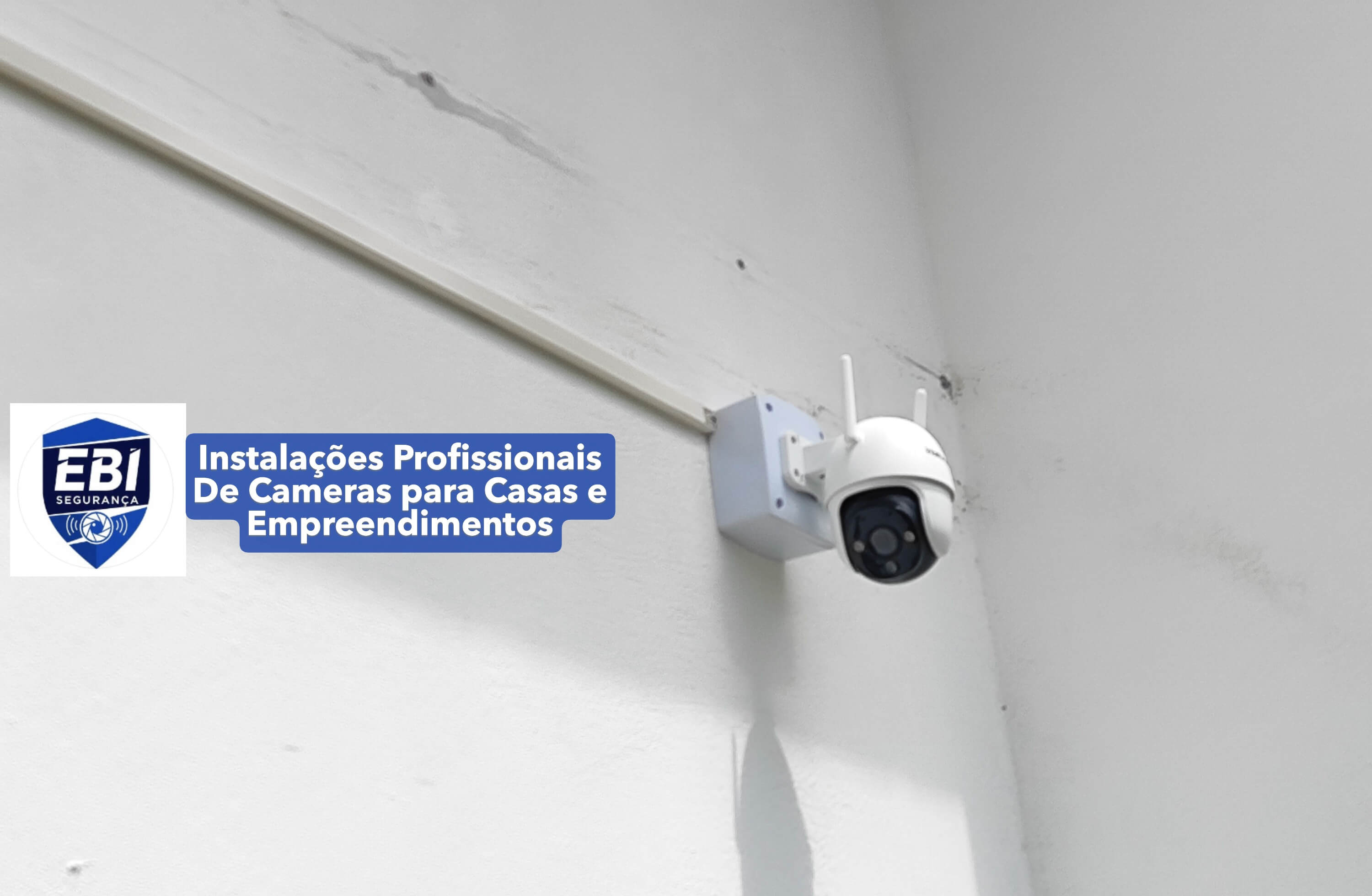 Câmera de segurança externa instalada em residência
